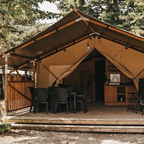 CANVAS AND WOOD TENT 6 people - including sanitary facilities