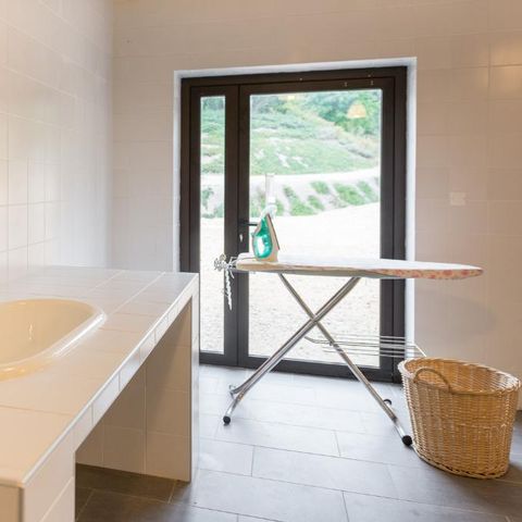 PARCELA - Pl. Confort Premium (>130m² - elec.10A - toma de agua + aguas residuales - nevera - muebles de jardín
