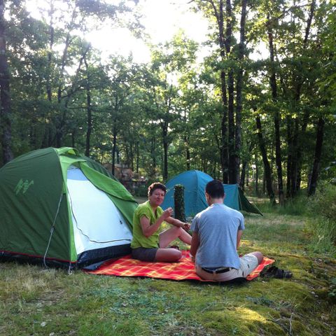PARZELLE - Camping 1 oder 2 Personen. Stellplatz 80m2: Zelt oder Wohnwagen oder Wohnmobil + Auto.