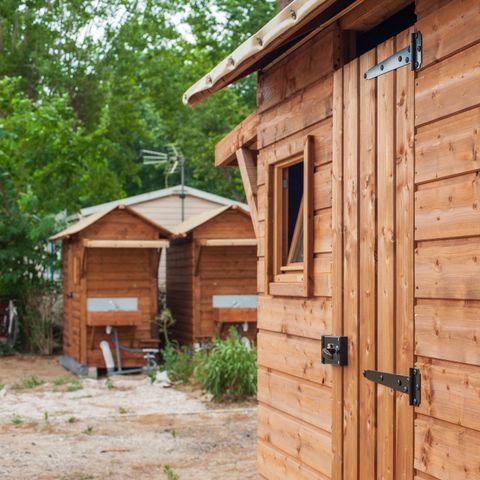 EMPLACEMENT - Forfait Premium avec sanitaire privé (1 tente, caravane ou camping-car/1voiture +électricité 16A)