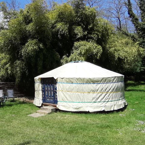 HÉBERGEMENT INSOLITE 3 personnes - YOURTE sans sanitaires 26 m²