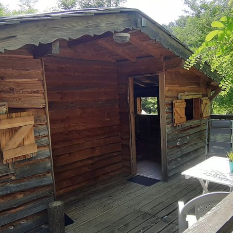 HÉBERGEMENT INSOLITE 4 personnes - CABANE PERCHEE avec sanitaires 15 m²