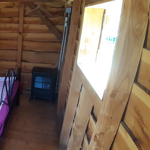 HÉBERGEMENT INSOLITE 4 personnes - CABANE PERCHEE avec sanitaires 15 m²