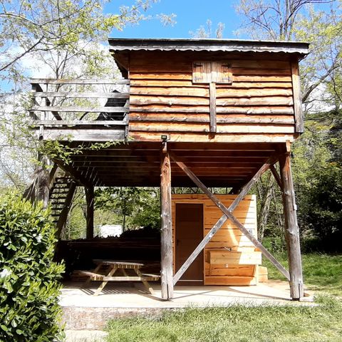 HÉBERGEMENT INSOLITE 4 personnes - CABANE PERCHEE avec sanitaires 15 m²