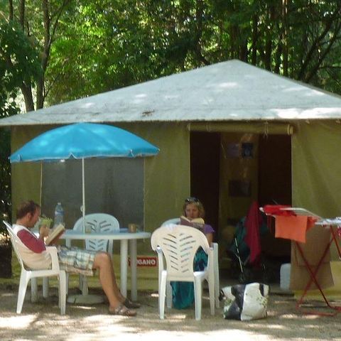 TENTE 4 personnes - Tente équipée (sans sanitaires ni chauffage)