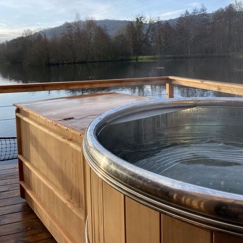 HÉBERGEMENT INSOLITE 2 personnes - CABANE SUR L'EAU avec Jacuzzi