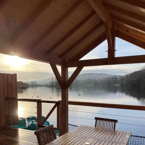 HÉBERGEMENT INSOLITE 2 personnes - CABANE SUR L'EAU avec Jacuzzi