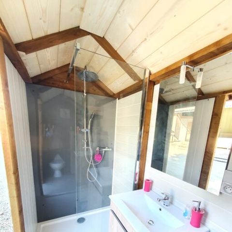 SAFARIZELT 2 Personen - Lodge LAINA CONFORT (auf Stelzen) private Sanitäranlage auf dem Grundstück (Dusche-WC und Waschbecken im Freien)