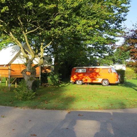 TENTE TOILE ET BOIS 2 personnes - Mini canadienne sur pilotis STANDARD 8 m² - électricité 10A - 1 chambre + Terrasse - sans sanitaires