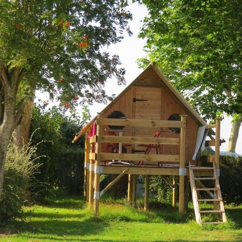 TENTE TOILE ET BOIS 2 personnes - Mini canadienne sur pilotis STANDARD 8 m² - électricité 10A - 1 chambre + Terrasse - sans sanitaires