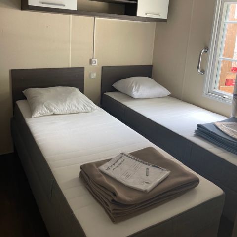 MOBILHEIM 4 Personen - Mobilheim Premium 31m² (2 Schlafzimmer + Klimaanlage + TV + LV + Waschmaschine + Überdachte Terrasse )