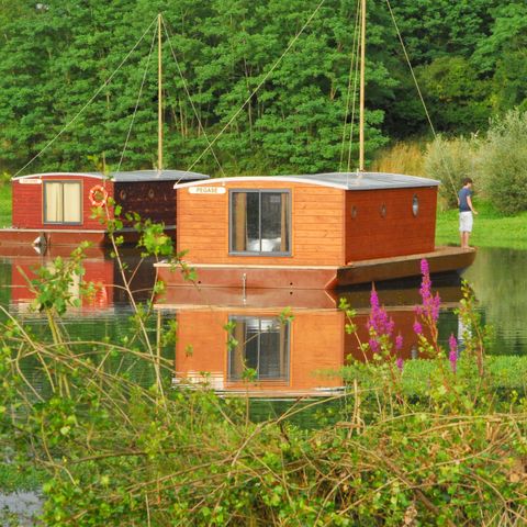 UNUSUAL ACCOMMODATION 5 people - Cabin dinghy with sanitary facilities