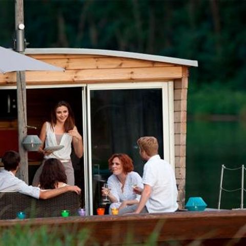 HÉBERGEMENT INSOLITE 5 personnes - Toue cabanée accostée avec sanitaires