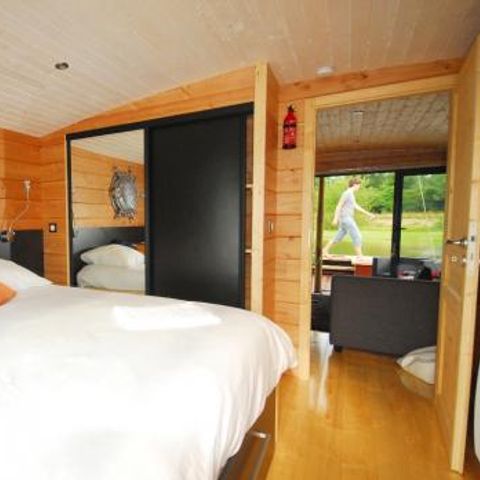 UNUSUAL ACCOMMODATION 5 people - Cabin dinghy with sanitary facilities