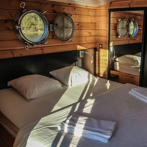 UNUSUAL ACCOMMODATION 5 people - Cabin dinghy at anchor with sanitary facilities