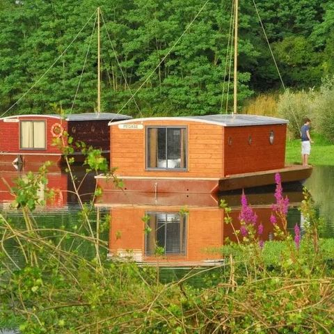 UNUSUAL ACCOMMODATION 5 people - Cabin dinghy at anchor with sanitary facilities