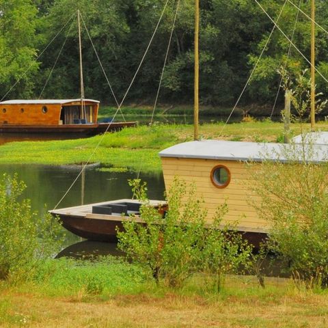 UNUSUAL ACCOMMODATION 4 people - Cabin dinghy 2 cabins docked