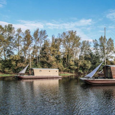 UNUSUAL ACCOMMODATION 4 people - Cabin dinghy 2 cabins docked