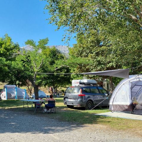 Stellplatz - inbegriffen 2 Personen + 1 Auto + 1 Zelt/Wohnwagen/Camping car Strom extra