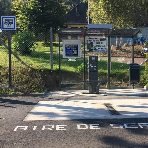 EMPLACEMENT - Aire de stationnement camping-car stabilisé  (il n'est pas possible d'installer de tentes ni de caravanes)