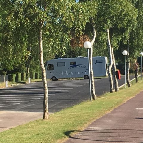 EMPLACEMENT - Aire de stationnement camping-car stabilisé  (il n'est pas possible d'installer de tentes ni de caravanes)