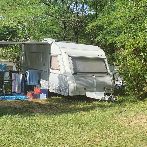 STAANPLAATS - Standplaats + 1 auto + tent of caravan