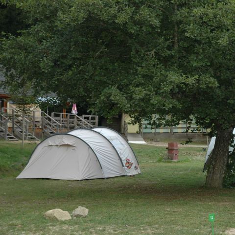 PARCELA - con coche + tienda/caravana