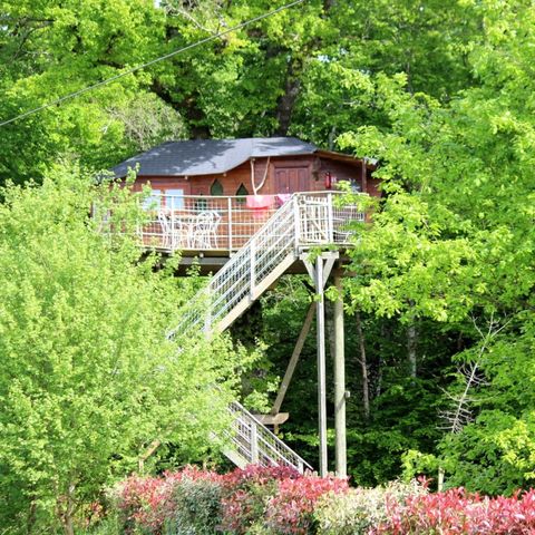 HÉBERGEMENT INSOLITE 4 personnes - CABANE dans les arbres