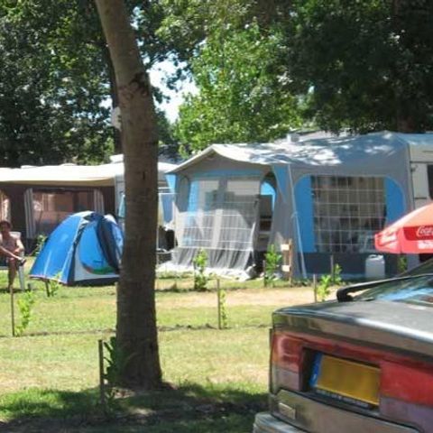 EMPLACEMENT - Emplacement + 1 véhicule + tente ou caravane (de 15h à 12h) avec électricité 80 m²