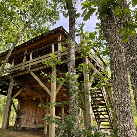 HÉBERGEMENT INSOLITE 6 personnes - Cabane perchée familiale avec jacuzzi dans les bois 1/6 pers