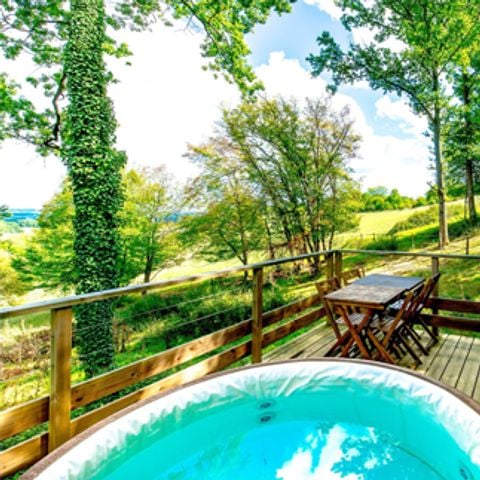 HÉBERGEMENT INSOLITE 6 personnes - Cabane et jacuzzi privatif 1/6 pers