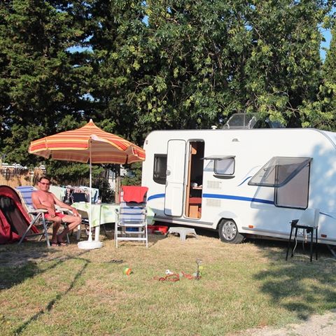 EMPLACEMENT - Forfait Nature (1 tente, caravane ou camping-car / 1 voiture) sans électricité