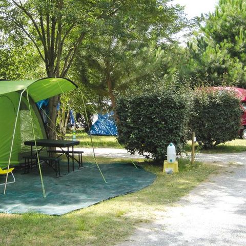 EMPLACEMENT - voiture + tente ou caravane (électricité inclus)