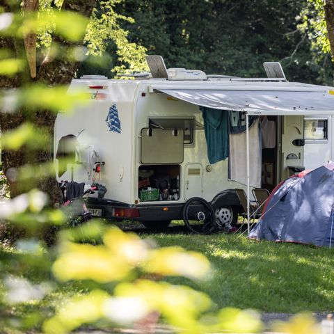 PIAZZOLA - Pacchetto comfort (1 tenda, roulotte o camper / 1 auto / elettricità 10A)