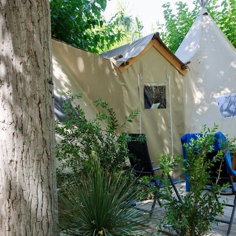 AUßERGEWÖHNLICHE UNTERKUNFT 6 Personen - Doppel-Tipi (ohne Sanitäranlagen)