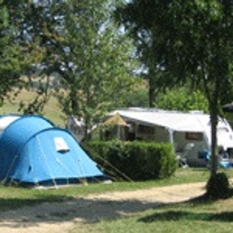 STAANPLAATS - Natuurlijke standplaats zonder elektriciteit (voor tent, caravan en camper).