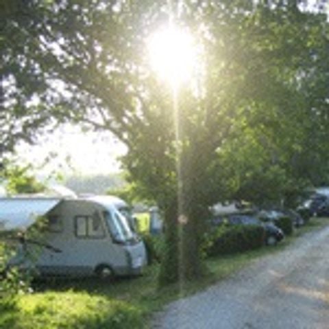 STAANPLAATS - Natuurlijke standplaats zonder elektriciteit (voor tent, caravan en camper).