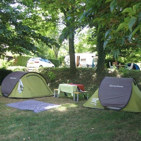 STAANPLAATS - Natuurlijke standplaats zonder elektriciteit (voor tent, caravan en camper).