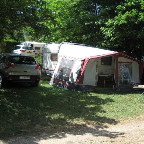 STAANPLAATS - Comfort standplaats pakket met 10A elektriciteit (voor tenten, caravans en campers)