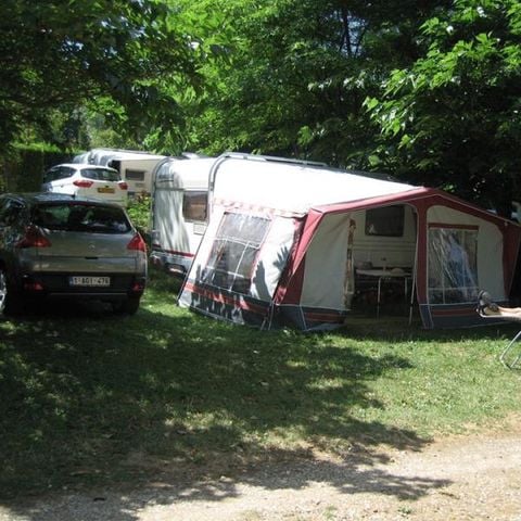 EMPLACEMENT - Forfait Emplacement Premium avec électricité 10A, réfrigérateur, table, 4 chaises et BBQ