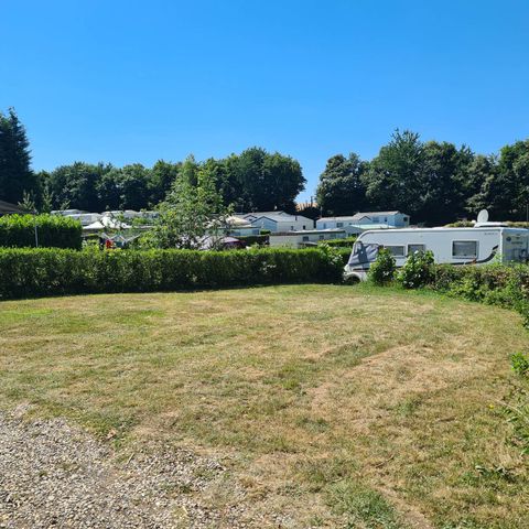 EMPLACEMENT - Camping-car + électricité + véhicule