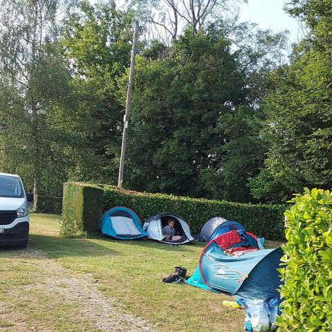 EMPLACEMENT - Tente sans électricité + véhicule