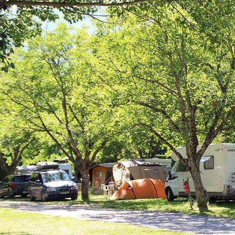 EMPLACEMENT - Emplacement : 1 tente/caravane/ camping-car + 1 voiture