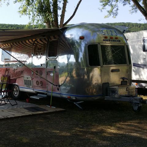 EMPLACEMENT - Forfait Confort (1 tente, caravane ou camping-car / 1 voiture / électricité )