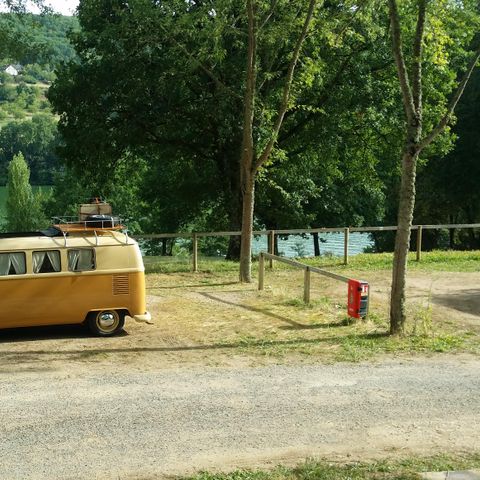 PARZELLE - Pauschale Privilegierter Seeblick (Wohnwagen oder Wohnmobil / 1 Auto / Strom )