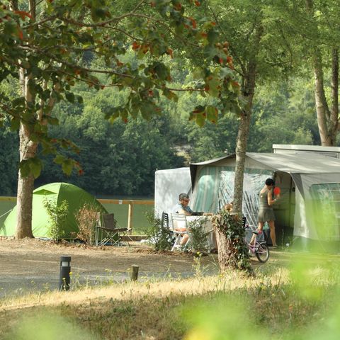 EMPLACEMENT - Forfait Privilège vue sur lac (caravane ou camping-car / 1 voiture / électricité )