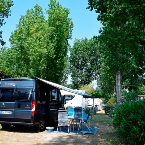 EMPLACEMENT - Forfait Confort : tente, caravane ou camping-car / 1 voiture / électricité