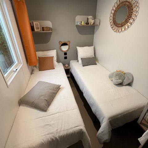 Mobilheim 4 Personen - Komfort 32m² (2 Zimmer) darunter überdachte Terrasse + TV + BBQ