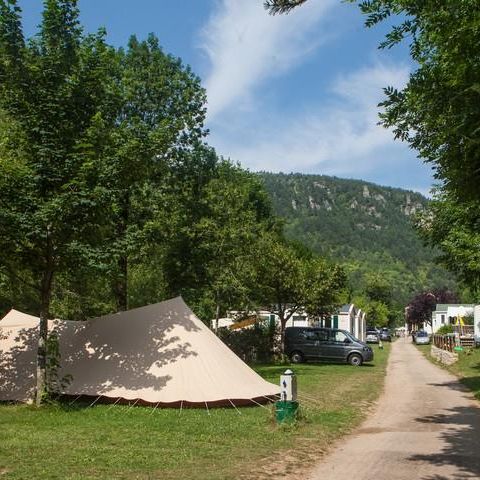 EMPLACEMENT - Forfait Nature (tente, caravane, camping-car) + véhicule
