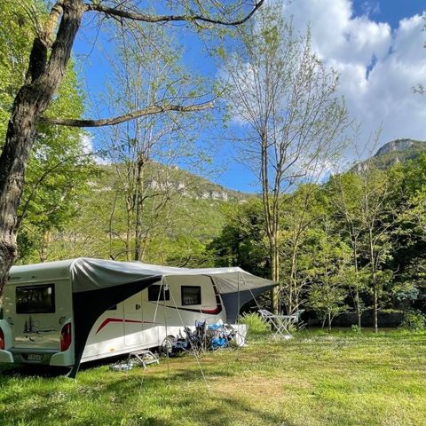 PARZELLE - Forfait Bord de rivière (1 Zelt, Wohnwagen oder Wohnmobil / 1 Auto)